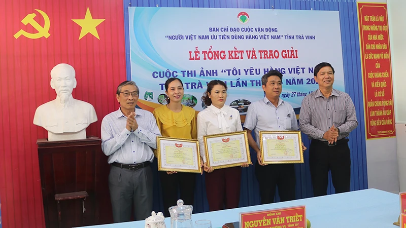 Các tác giả có tác phẩm đạt giải cuộc thi được biểu dương, khen thưởng.