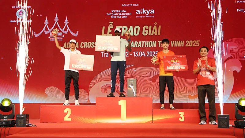 Các vận động viên đạt thành tích cao ở đường chạy 42km, hạng mục dành cho nam nhận thưởng.