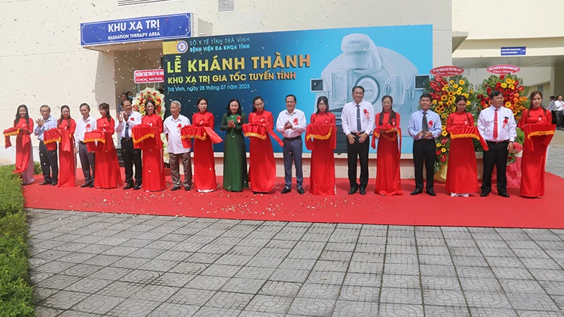 Nghi thức khánh thành, đưa vào sử dụng khu xạ trị ung thư tại Bệnh viện Đa khoa tỉnh Trà Vinh.