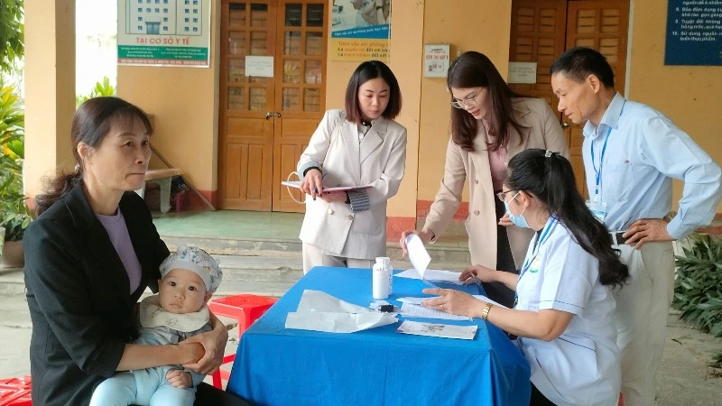 Sở Y tế tỉnh Bắc Kạn giám sát việc tiêm vaccine phòng, chống sởi tại phường Phùng Chí Kiên, thành phố Bắc Kạn. (Ảnh: LÝ DŨNG)