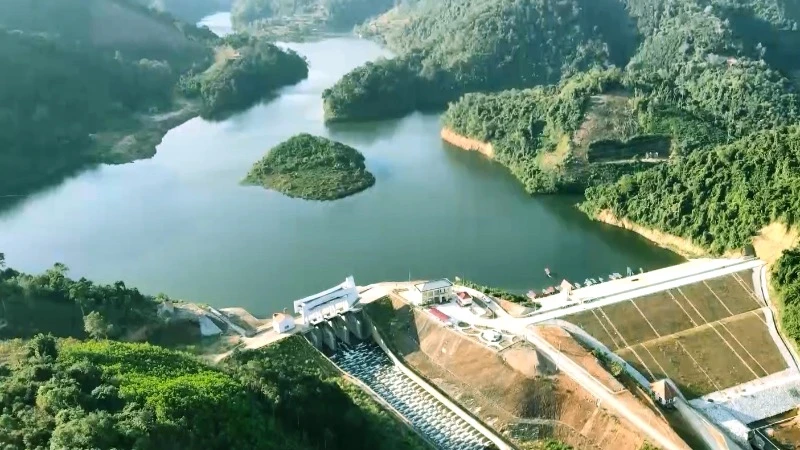 Một góc hồ Nặm Cắt. (Ảnh: THU CÚC)