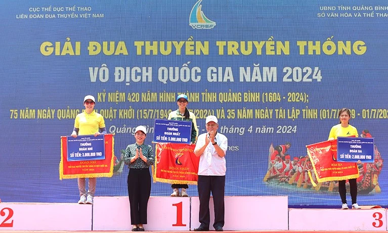 Ban tổ chức trao giải cho các đoàn tham dự giải có thành tích xuất sắc