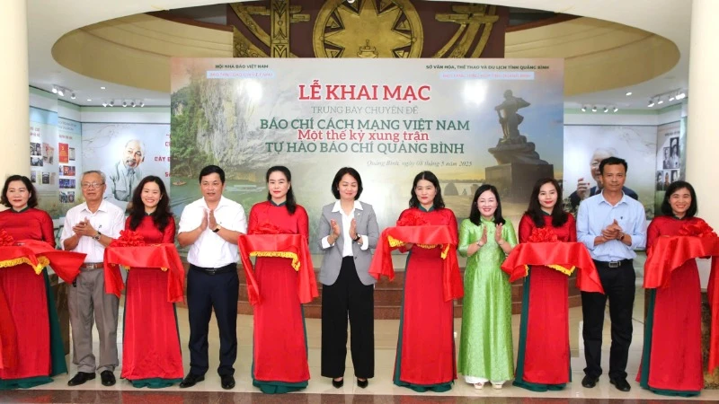 Các đại biểu cắt băng khai mạc Trưng bày chuyên đề báo chí cách mạng Việt Nam - Một thế kỷ xung trận tại Quảng Bình.
