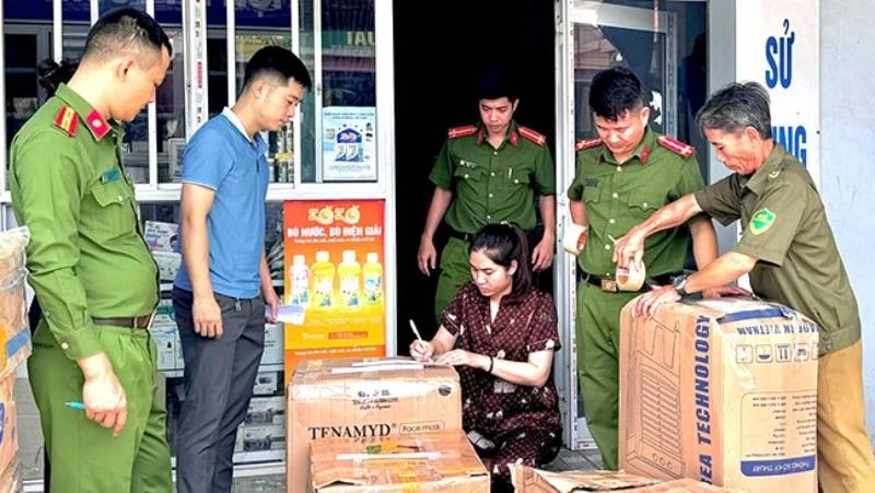 Lực lượng của Công an tỉnh Quảng Bình kiểm tra, phát hiện cơ sở kinh doanh thuốc hoạt động không phép (Ảnh: CAQB)