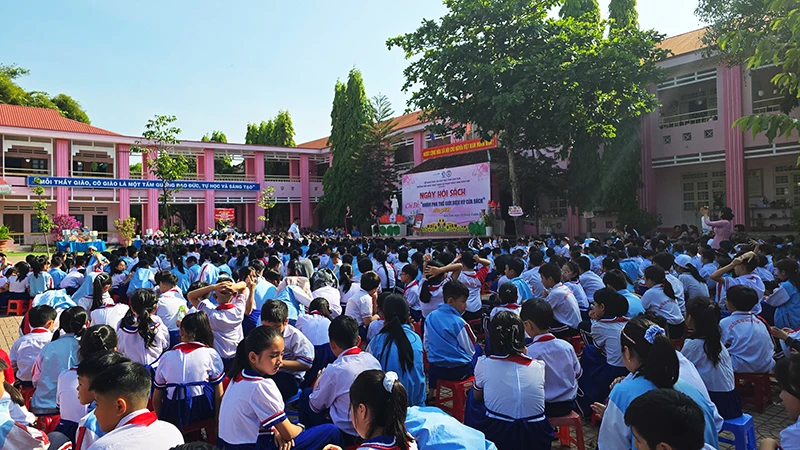 Đông đảo các em học sinh tham gia ngày hội sách.
