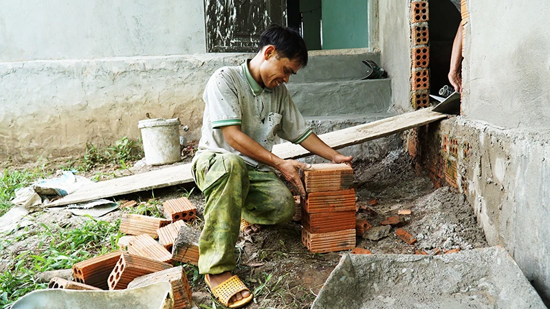 Sau khi hòa nhập cộng đồng, A Kai tích cực làm thêm công việc để kiếm thêm thu nhập cho gia đình.