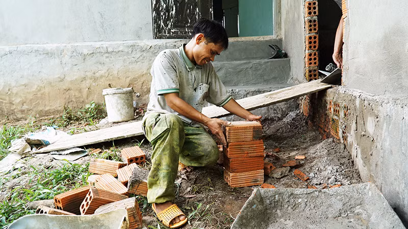 Sau khi hòa nhập cộng đồng, A Kai tích cực làm thêm công việc để kiếm thêm thu nhập cho gia đình.