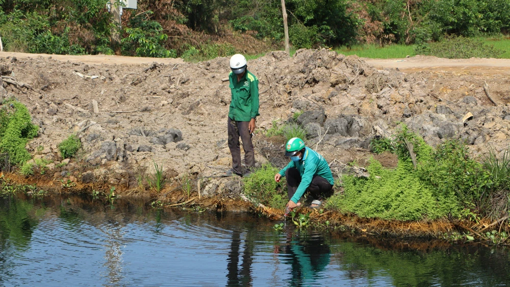 Hàng nghìn cử tri hai tỉnh Long An và Tiền Giang kêu cứu vì nguồn nước ngọt trên các kênh thủy lợi đang bị Nhà máy sản xuất phân bón hữu cơ hủy hoại. 