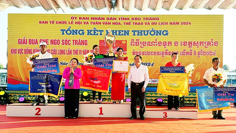 Lãnh đạo tỉnh Sóc Trăng trao giải cho các đội ghe Ngo nữ.