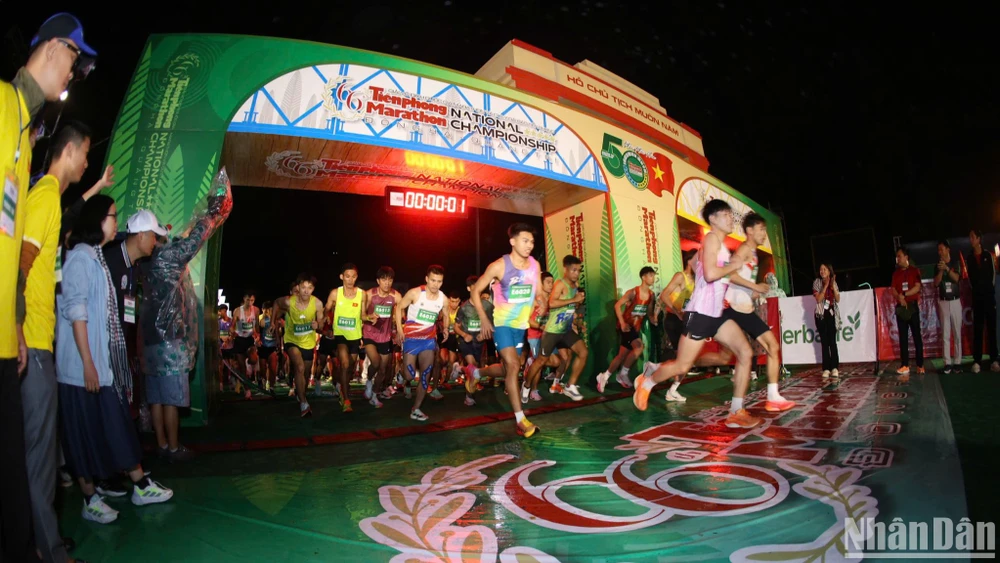 Các vận động viên thi đấu với tinh thần quyết tâm cao.