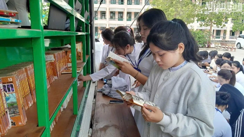 Các em học sinh ở huyện biên giới Bù Đốp đọc sách tại thư viện lưu động.