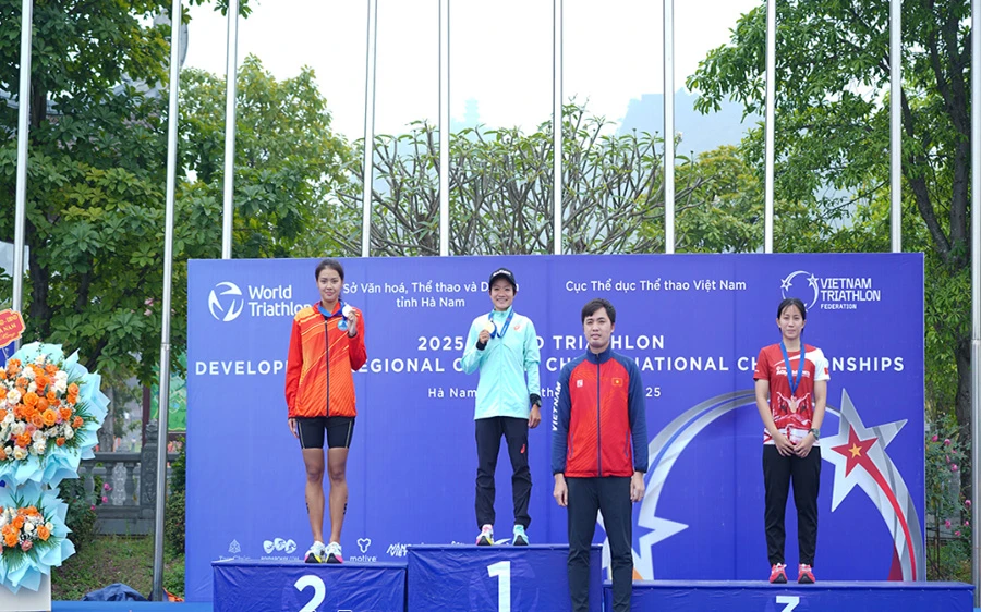 Trao giải cho các vận động viên đạt thành tích cao của nội dung Aquathlon Sprint cá nhân nữ (cự ly Bơi 500m-Chạy bộ 2,5km) giải Vô địch quốc gia.