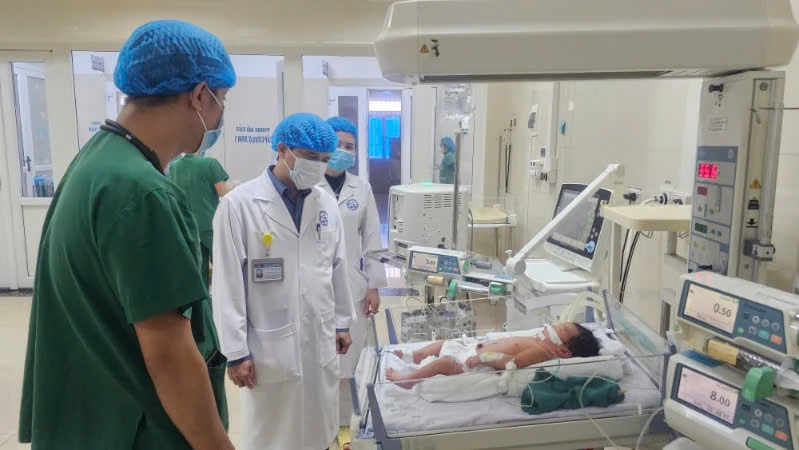 Chăm sóc trẻ tại Khoa Cấp cứu và Hồi sức tích cực Sơ sinh.