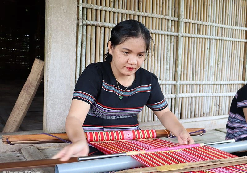 Nghệ nhân Y Hòa luôn trao trọn tình yêu vào nghề dệt thổ cẩm.