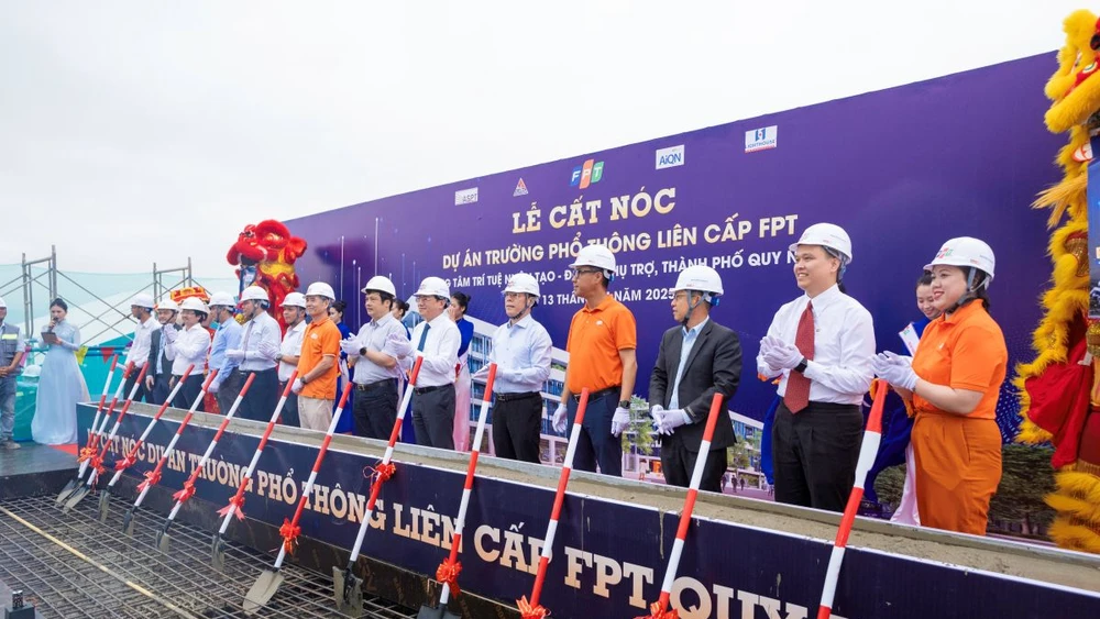 Đại diện tỉnh Bình Định và Tập đoàn FPT thực hiện nghi thức Cất nóc công trình Trường Phổ thông liên cấp FPT Quy Nhơn.