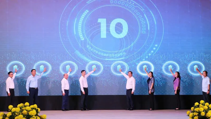 Các đại biểu bấm nút phát động phong trào "Bình dân học vụ số" năm 2025.