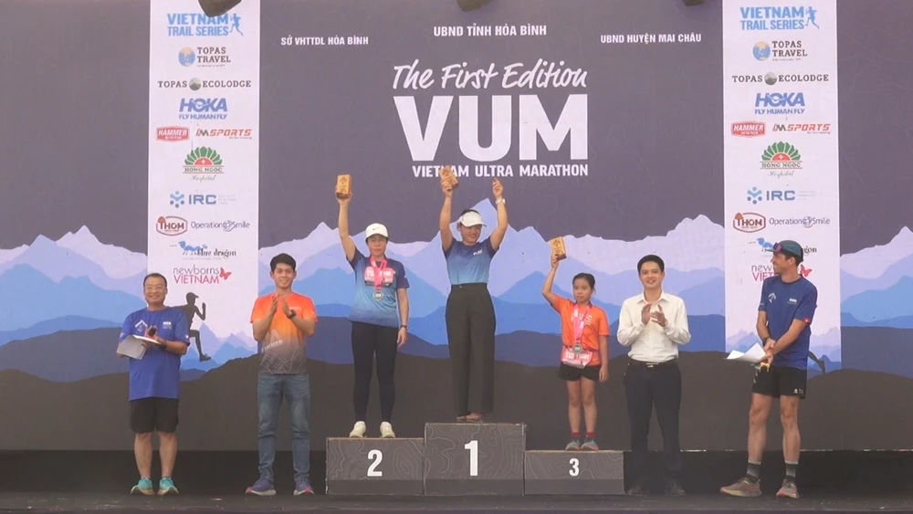 Ban tổ chức trao giải cho các vận động viên.