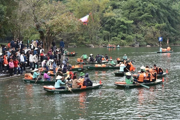 Du khách thăm quan Khu du lịch sinh sinh thái Tràng An những ngày đầu năm mới. (Ảnh: Đức Phương/TTXVN)