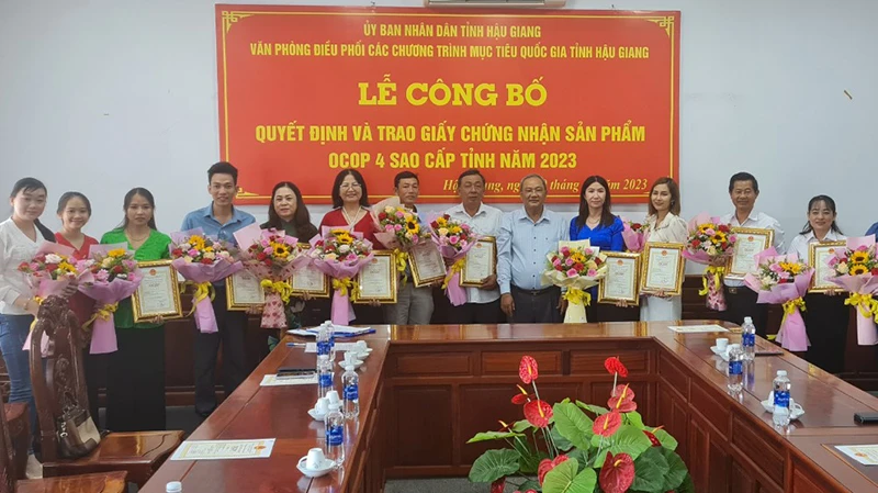 Trao giấy chứng nhận cho các chủ thể