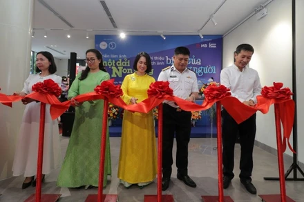 Lễ cắt băng khai mạc triển lãm ảnh và giới thiệu sách.