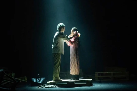 Một cảnh trong vở kịch "Ngày mai trời lại sáng" của sân khấu LucTeam.