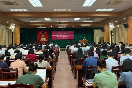 Quang cảnh hội nghị tập huấn về nội dung, phương thức lãnh đạo, quản lý văn hóa, văn nghệ qua 40 năm đổi mới.