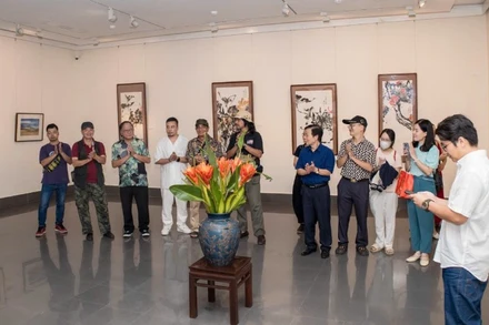 Các họa sĩ tại khai mạc triển lãm "Chạm giao mùa, giữ khoảnh khắc".