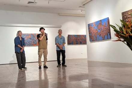 Họa sĩ Trần Lê Nam (bên phải) tại lễ khai mạc triển lãm.