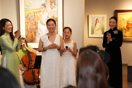 Họa sĩ Nguyễn Thu Hà (thứ hai từ trái qua) tại triển lãm.