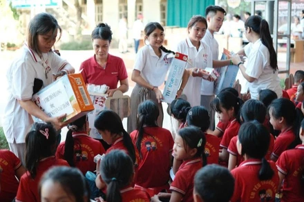 Quà tặng thiết thực được trao cho học sinh các trường học khó khăn ở xã Vị Xuyên (Tuyên Quang).