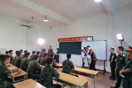 Đoàn phim "Ứng dụng công nghệ mô phỏng trong quân đội" tác nghiệp trong một cảnh quay.