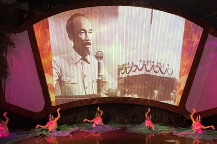 Hình ảnh Bác Hồ đọc Tuyên ngôn độc lập trên sân khấu chương trình.