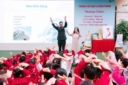 Thượng tá, nhà văn Nguyễn Xuân Thủy giao lưu cùng các em học sinh.