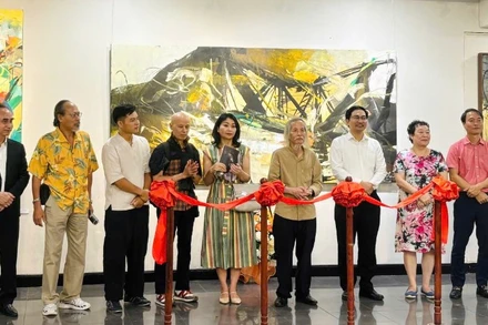 Cắt băng khai mạc triển lãm "Lát Phố" của họa sĩ Phạm Hà Duy Khánh.