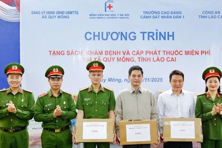 Ban Giám hiệu Trường Cao đẳng Cảnh sát nhân dân I tặng quà cho bà con nhân dân xã Quy Mông, tỉnh Lào Cai.