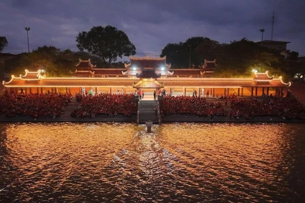 Thầy và trò từ Thủ đô tưởng niệm các Anh hùng liệt sĩ bên bờ sông Thạch Hãn.