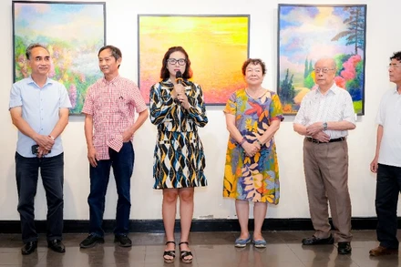 Họa sĩ Đỗ Thu Thủy chia sẻ tại triển lãm "Miền thảo mộng".