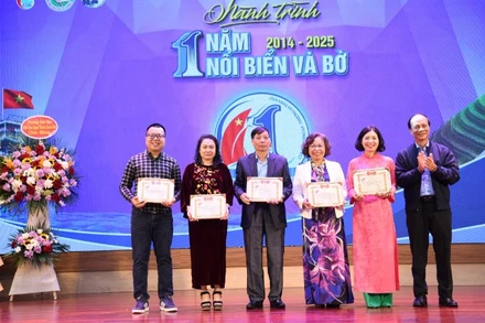 Trao tặng Giấy khen cho các hội viên cá nhân có nhiều đóng góp, trách nhiệm với biển đảo Tổ quốc.