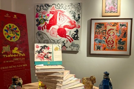 Bộ tác phẩm của họa sĩ Lê Trí Dũng được trưng bày trang trọng và rực rỡ.