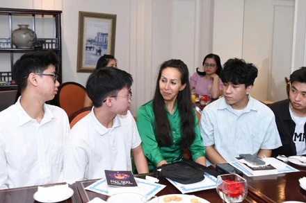 Nhà văn Isabelle Müller trò chuyện với các bạn trẻ Việt Nam giàu khát vọng.