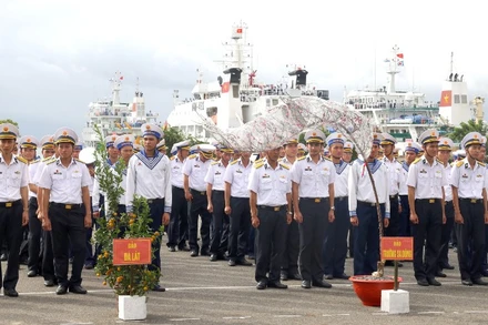 Nhiều năm qua đào và quất xuân luôn được tặng ra Trường Sa.