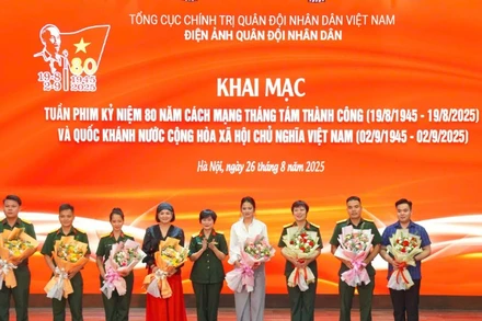 Đại diện Ban tổ chức tặng hoa cho đại diện các đơn vị có phim tham gia Tuần phim.