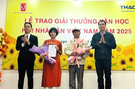 Tác giả Nguyễn Thị Kim Nhung và đại diện cho tác giả Cao Việt Quỳnh (giữa) nhận Giải Tác giả trẻ.