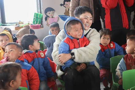 Niềm vui của các em nhỏ vùng cao khi nhận được sự sẻ chia từ nhà trường.