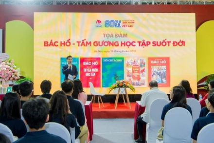 Không gian buổi tọa đàm "Bác Hồ - Tấm gương học tập suốt đời".