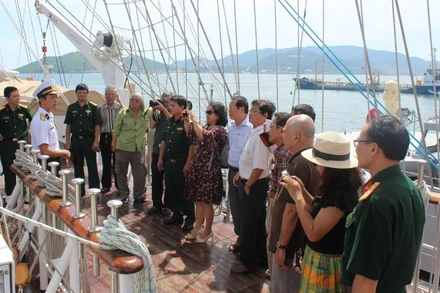 Các nhà văn tham gia trại sáng tác do Nhà xuất bản Quân đội nhân dân tổ chức đi thực tế tại Học viện Hải quân, tháng 8/2017.