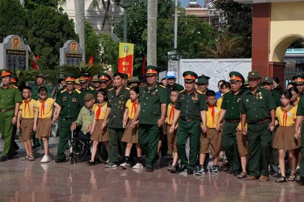 Hình ảnh trong phim tài liệu "Trên mặt trận mới".