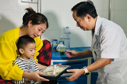 Suất cơm nghĩa tình được bác sĩ trao tới bệnh nhi.