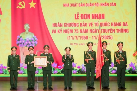 Đại diện tập thể Nhà xuất bản Quân đội nhân dân vinh dự đón nhận Huân chương Bảo vệ Tổ quốc hạng Ba.