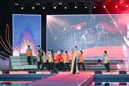 Hình ảnh trong Đêm thơ "Những câu thơ viết nên hình đất nước" diễn ra tại Đắk Lắk.